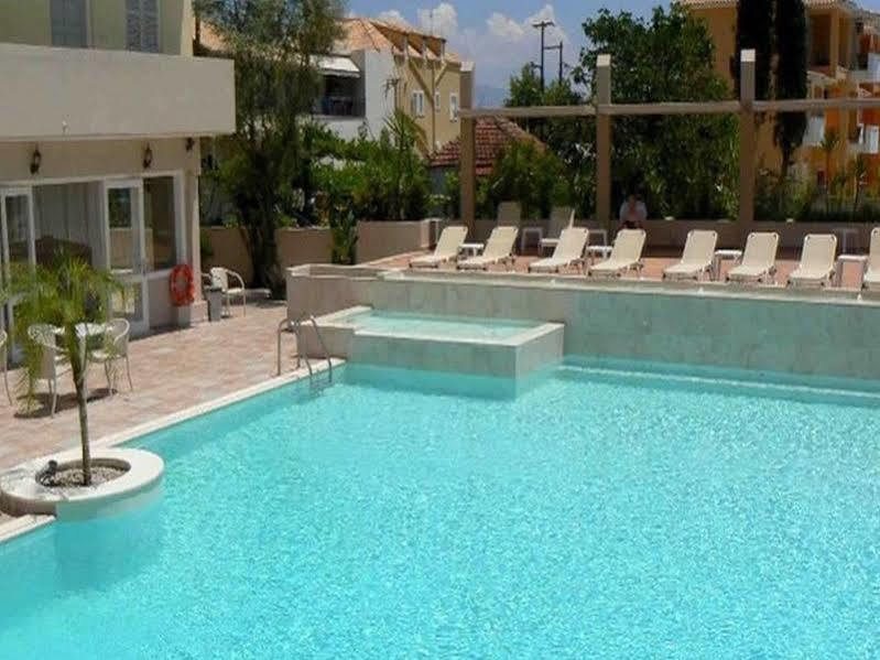 Happyland Hotel Apartments นีดรี ภายนอก รูปภาพ