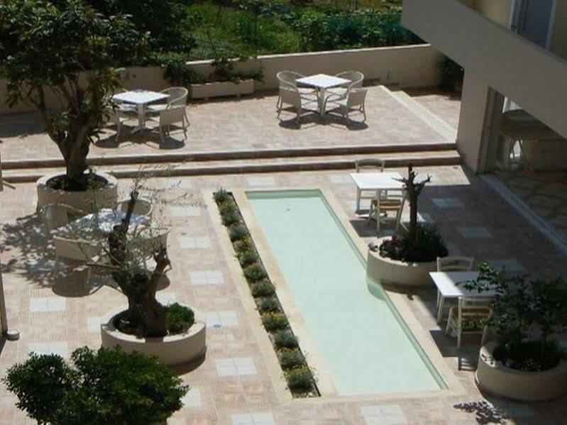 Happyland Hotel Apartments นีดรี ภายนอก รูปภาพ