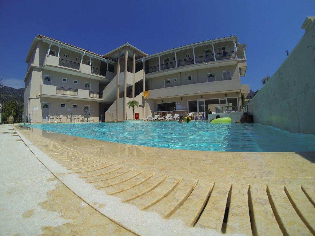 Happyland Hotel Apartments นีดรี ภายนอก รูปภาพ